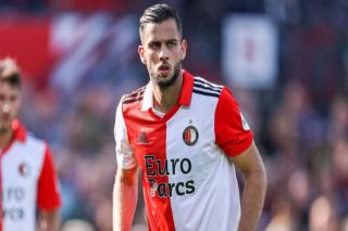 تقارير: يوفنتوس يطيح بـ 4 لاعبين لضم مدافع فينورد